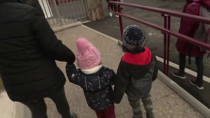 C'est une pratique qui suscite l'émotion et l'indignation. Elle consiste à aller chercher un enfant à l'école pour l'expulser avec sa famille. La semaine dernière, des gendarmes de Lozère sont allés chercher une fillette de 4 ans aux abords d'une école maternelle. (FRANCE 2)