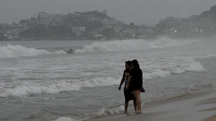 Residents on a beach in Acapulco (Mexico), October 24, 2023, before the passage of Hurricane Otis.  (FRANCISCO ROBLES / AFP)