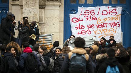 Des élèves bloquent le lycée Voltaire (Paris) pour protester contre la loi Travail, le 10 mars 2016. (LIONEL BONAVENTURE / AFP)