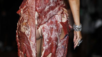 &nbsp; (En 2010, Lady Gaga a fait scandale en portant une robe en viande lors des MTV Video Music Awards. © Mike Blake/ Reuters)