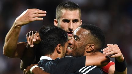 La joie des joueurs lyonnais après l'ouverture du score d'Alexandre Lacazette (PHILIPPE DESMAZES / AFP)