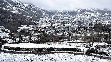 La ville de Laruns (Pyrénées-Atlantiques) sous la neige, le 15 janvier 2017. (MAXPPP)