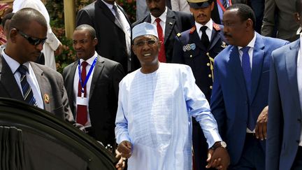 Le président tchadien Idriss Déby (en blanc, au centre) au Soudan, le 2 juin 2015.  (REUTERS/Mohamed Nureldin Abdallah)