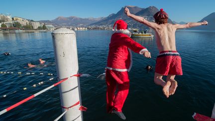 Des nageurs se baignent dans l'eau fraîche du lac de Lugano, en Suisse, le 26 décembre. (MAXPPP)