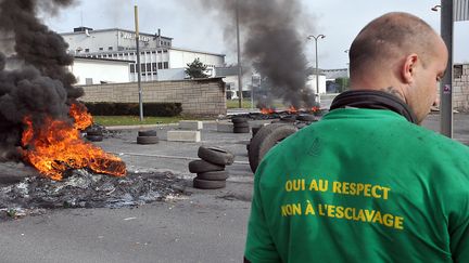 Un ouvrier manifeste&nbsp;devant l'usine Dunlop d'Amiens (Somme), le 29 octobre 2009. (PHILIPPE HUGUEN / AFP)