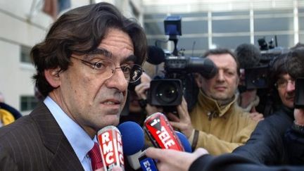 L'ancien ministre de l'Education national, Luc Ferry, répond à des journalistes, à Stains, le 26 mars 2004. (AFP - Joel Saget)