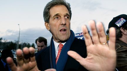 Le futur candidat démocrate à l'élection présidentielle américaine de 2004, John Kerry, en campagne dans le Massachussetts le 10 février 2004 (STEPHEN JAFFE / AFP)