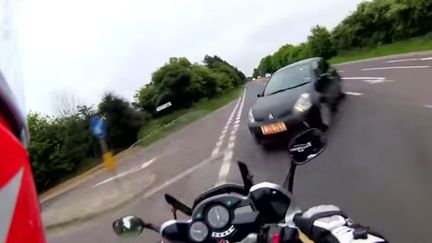 Capture d'&eacute;cran de la vid&eacute;o de l'accident de moto de David Holmes, en 2013 en Angleterre.&nbsp; (NORFOLK CONSTABULARY / YOUTUBE)