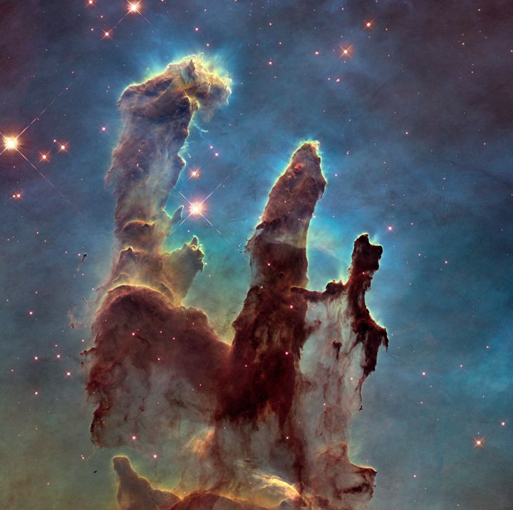 Cette célèbre photo prise par Hubble date de 1995 montre un phénomène similaire. Elle&nbsp;immortalise une région située dans la nébuleuse de l'Aigle. Le cliché a été surnommé Piliers de la Création. (HUBBLE AND THE HERITAGE TEAM / ESA/ HUBBLE / AFP)