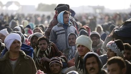 Des réfugiés en provenance de la Libye arrivent à Ben Guerdane, première ville Tunisienne après la frontière (AFP. F.Dufour)