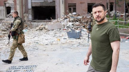 Le président ukrainien&nbsp;Volodymyr Zelensky devant les ruines d'une bâtiment à&nbsp;Mykolaiv, le 18 juin 2022. (HANDOUT / UKRAINE PRESIDENCY)