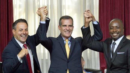 Le maire de Los Angeles (Etats-Unis), Eric Garcetti, c&eacute;l&egrave;bre le vote de son conseil municipal qui approuve la candidature de la ville aux Jeux olympiques 2024, le 1er septembre 2015. (MARK RALSTON / AFP)