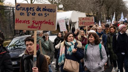 Une pancarte opposée aux groupes de niveau lors d'une manifestation d'enseignants à Paris, le 1er février 2024. (NICOLAS ADAMY / HANS LUCAS / AFP)