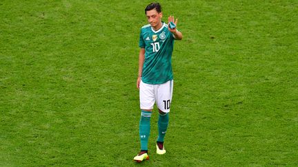 Le footballeur allemand Mesut Özil, à la fin du match opposant l'Allemagne à la Corée du Sud, le 27 juin 2018 à Kazan (Russie).&nbsp; (LUIS ACOSTA / AFP)