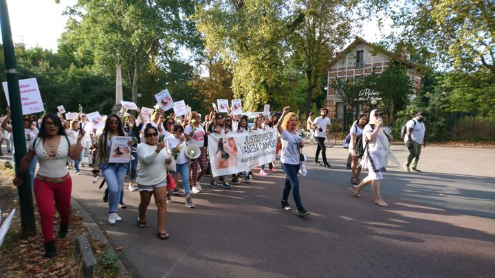 Près de deux cents personnes, majoritairement des travailleuses du sexe et des membres d’association, ont participé à la marche blanche en hommage à Vanesa Campos. (SIMON DE FAUCOMPRET / RADIO FRANCE)