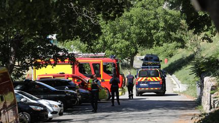 Des gendarmes cherchent un suspect à&nbsp;Gréolières (Alpes-Maritimes), le 19 juillet, après que le corps d'une femme a été retrouvé dans le Var. (MAXPPP)