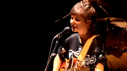 Klô Pelgag au Festival Jacques Brel 2015.
 (France 3 / capture d&#039;écran)