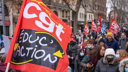 Le drapeau de la CGT Education lors de la grève de l'Education Nationale du 13 janvier 2022, à Toulouse. (JEAN-MARC BARRERE / HANS LUCAS VIA AFP)