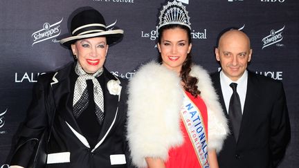 Genevi&egrave;ve de Fontenay et sa Miss nationale, Barbara Morel 2011, le 7 f&eacute;vrier 2011, au Lido, &agrave; Paris.&nbsp; (PATRICK AVENTURIER / GETTY IMAGES)