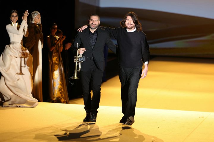 Le couturier Stéphane Rolland et le trompettiste Ibrahim Maalouf au final du défilé haute couture printemps-été 2024, salle Pleyel à Paris, le 23 janvier 2024. (THOMAS SAMSON / AFP)