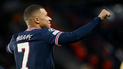 Kylian Mbappé célèbre un but lors de PSG-Bruges, le mardi 7 décembre 2021. (FRANCK FIFE / AFP)