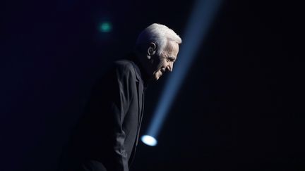 Charles Aznavour lors d'un concert au Palais des Sports de Paris, le 21 décembre 2016. (FRANCOIS GUILLOT / AFP)