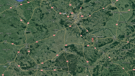 Le couple, condamné à&nbsp;cinq mois de prison ferme et dix mois de prison avec sursis pour escroquerie par le tribunal de Sens (Yonne), était originaire de Sait-Valérien. (GOOGLE EARTH / FRANCEINFO)