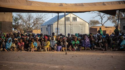 Des réfugiés au Burkina Faso devant des abris de l'ONU, le 2 février 2020.&nbsp; (OLYMPIA DE MAISMONT / AFP)