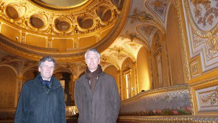 Patrick Ponsot, architecte en chef des monuments historiques, et Jean-François Hébert, président du château de Fontainebleau, dans le théâtre impérial en cours de restauration (février 2012)
 (Pascal Villebeuf / PhotoPQR / Le Parisien / MAXPPP)