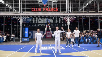 Nathalie Péchalat, à gauche, aux côtes de David Lappartien, président du CNOSF, devant l'entrée du Club France, le 26 juillet 2024. (LAURIN AMELIE / KMSP)