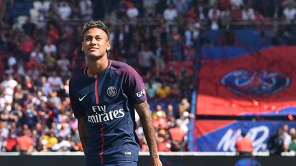 Le Brésilien Neymar présenté au Parc des Princes. (ALAIN JOCARD / AFP)