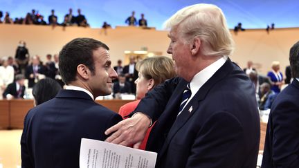 Emmanuel Macron et Donald Trump, le 7 juillet 2017 lors du sommet du G20 à Hambourg (Allemagne). (JOHN MACDOUGALL / DPA / AFP)