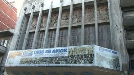 Dans le centre de Montévidéo, en Uruguay, les évangélistes ont racheté des salles de cinéma pour y créer des églises. (FTV/AFP)