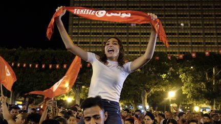 Les Tunisiens&nbsp;fêtent&nbsp;l'adoption de la nouvelle Constitution dans les rues de Tunis, le 25 juillet 2022. (NATHANAEL CHARBONNIER / RADIO FRANCE)