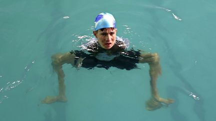 A 14 ans, Abbas Karimi, n&eacute; sans bras, s'entra&icirc;ne afin d'&ecirc;tre le premier athl&egrave;te afghan &agrave; participer aux Jeux paralympiques en 2014, Kaboul (Afghanistan), le 12 f&eacute;vrier 2013. (OMAR SOBHANI / REUTERS)