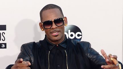 Le chanteur R. Kelly lors de son arrivée aux American Music Awards à Los Angeles (Etats-Unis), le 24 novembre 2013. (FREDERIC J. BROWN / AFP)