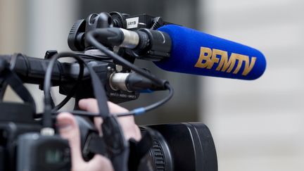 Une caméra BFMTV à Paris, le 3 avril 2015. (KENZO TRIBOUILLARD / AFP)