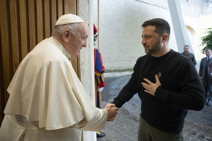 Le pape François salue le président ukrainien Volodymyr Zelensky, le 13 mai 2023, au Vatican. (HANDOUT / VATICAN MEDIA / AFP)