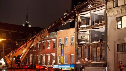 La fa&ccedil;ade d'un immeuble a &eacute;t&eacute; compl&egrave;tement arrach&eacute;e par les rafales &agrave; New York (Etats-Unis) (ANDREW BURTON / GETTY IMAGES NORTH AMERICA)