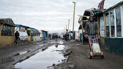 Un migrant dans la "jungle" de Calais, le 23 février 2016. (MAXPPP)