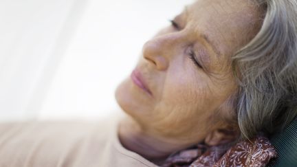 Une personne âgée en plein sommeil. (ANTOINE ARRAOU / MAXPPP)