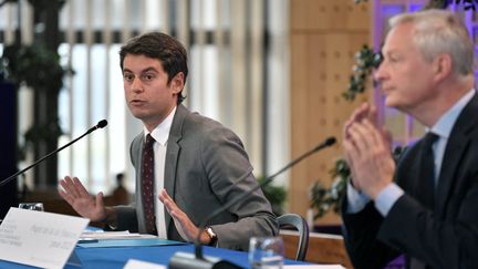 Les ministres Gabriel Attal et Bruno Le Maire lors de la présentation du budget 2023, à Paris, le 26 septembre 2022. (STEPHANE DE SAKUTIN / AFP)