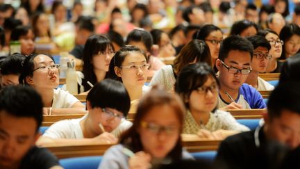 Des étudiants prennent part à un examen à l'université de Ji'nan, dans la province du Shandong, le 18 juillet 2016. (WANG FENG / IMAGINECHINA / AFP)