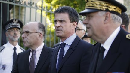 Le Premier ministre, Manuel Valls,&nbsp;accompagn&eacute; du ministre de l'Int&eacute;rieur, Bernard Cazeneuve,&nbsp;arrive le 22 avril 2015 &agrave; l'&eacute;glise de Villejuif&nbsp;(Val-de-Marne) o&ugrave; aurait pu se produire un attentat. (KENZO TRIBOUILLARD / AFP)