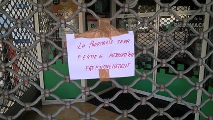 Le magasin du pharmacien mis en cause était fermé, mercredi 16 mai 2018,&nbsp;à Anglet&nbsp;(Pyrénées-Atlantiques). (RADIO FRANCE / PAUL NICOLAÏ)