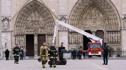 Des pompiers marchent sur le parvis de Notre-Dame de Paris, le 16 avril 2019. (MARIE MAGNIN / HANS LUCAS / AFP)