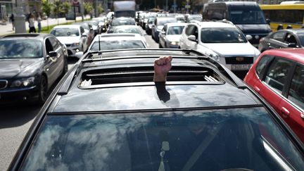 La contestation a parfois investi les rues de Minsk, sous la forme d'opérations escargot. (SERGEI GAPON / AFP)