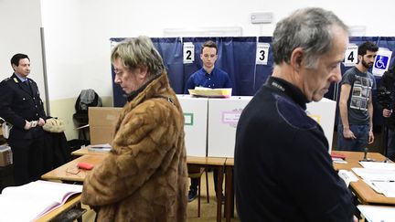 Un bureau de vote à Milan en Italie lors des élections législatives le 4 mars. (MIGUEL MEDINA / AFP)