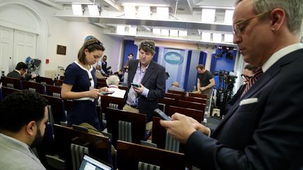 Des journalistes dans la salle de presse de la Maison Blanche, après l'exclusion de plusieurs médias d'un point presse du porte-parole de la présidence, le 24 février 2017, à Washington. (YURI GRIPAS / REUTERS)