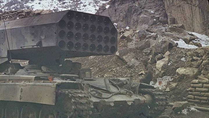 Le TOS-1 dit "Bouratino", reconnaissable à ses 30 tubes de lancement, lors de l'opération russe en Afghanistan dans les années 1980. (BVTV.INFO)